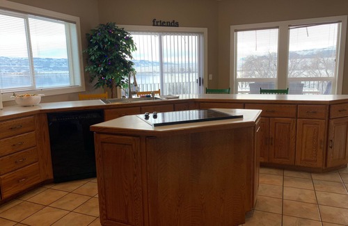 Quincy Casa | AMAZING LOCATION ON THE COLUMBIA RIVER, ENTIRE HOUSE, EXPANSIVE LAWN.