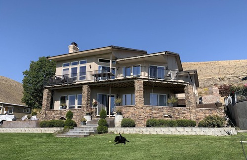 Quincy Casa | AMAZING LOCATION ON THE COLUMBIA RIVER, ENTIRE HOUSE, EXPANSIVE LAWN.