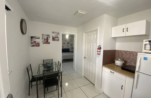 Carol City Apartamento | Amazing loft with parking on premises