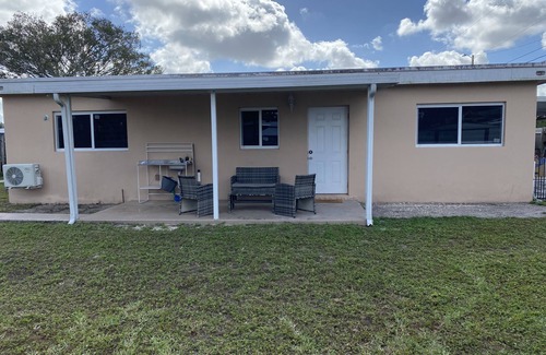 Carol City Apartamento | Amazing loft with parking on premises