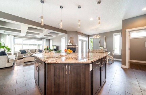 Southeast Edmonton Casa | ★Amazing Luxe Home★AC☀️HUGE Yard🌴FirePit🐶Friendly