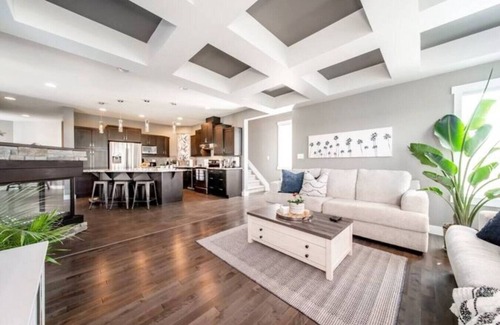 Southeast Edmonton Casa | ★Amazing Luxe Home★AC☀️HUGE Yard🌴FirePit🐶Friendly