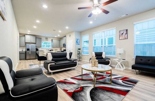 Round Rock Casa | AMAZING LUXURY 4 BEDROOM WITH GAMEROOM MINUTES AWAY FROM DELL DIAMOND & KALAHARI