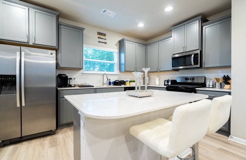 Round Rock Casa | AMAZING LUXURY 4 BEDROOM WITH GAMEROOM MINUTES AWAY FROM DELL DIAMOND & KALAHARI