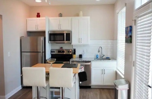 New Albany Apartamento | Amazing Main St. Condo Location!
