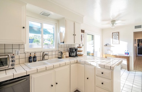 Southeast Anaheim Casa | Amazing Modern Pool House near Disneyland