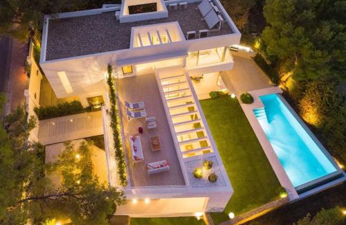 Nueva Andalucia Villa | Amazing modern villa located mins from beach RDR234