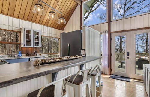 Tate Cabina | Amazing Mountain Scenes, Hot Tub, Pet Friendly