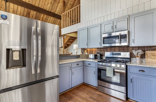 Tate Cabina | Amazing Mountain Scenes, Hot Tub, Pet Friendly