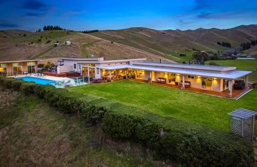 Blenheim Villa | Amazing Mountainview Luxury Villa and Glamping