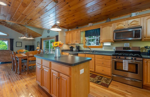 Spruce Pine Cabina | Amazing Mtn Views, Hot Tub+Fire Pit, High Speed WiFi, Gas Log Fireplace, Grill!