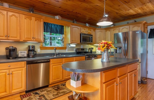 Spruce Pine Cabina | Amazing Mtn Views, Hot Tub+Fire Pit, High Speed WiFi, Gas Log Fireplace, Grill!