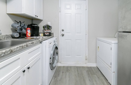 Riverview Casa | Amazing “NEW” Cottage. Minutes To Airport & Downtown