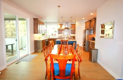 Southeast Bend Casa | Amazing New Home in Bend...with hot tub!