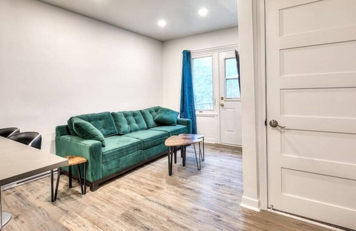 Pointe-Saint-Charles Apartamento | Amazing New renovated Apt