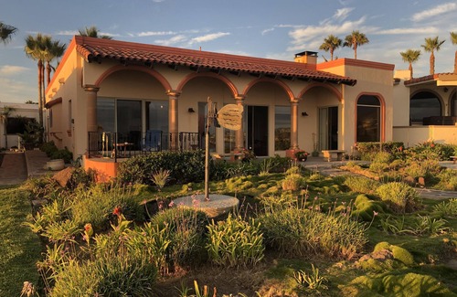 Primo Tapia Casa | Increíble villa de estilo español frente al mar con patio privado y terraza en la azotea