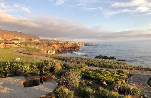 Primo Tapia Casa | Increíble villa de estilo español frente al mar con patio privado y terraza en la azotea