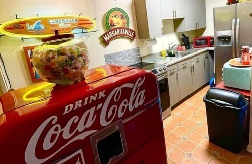 Southside Apartamento | Amazing Palm Beach RETRO Hot Tub Pool Arcade Tropical Home