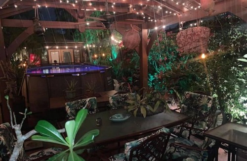 Southside Apartamento | Amazing Palm Beach RETRO Hot Tub Pool Arcade Tropical Home