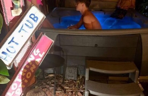 Southside Apartamento | Amazing Palm Beach RETRO Hot Tub Pool Arcade Tropical Home