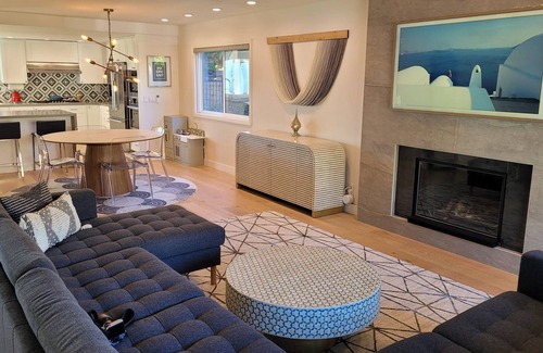 Burbank Casa | AMAZING PANORAMIC VIEWS and INFINITY HOT TUB at a modern, smart home