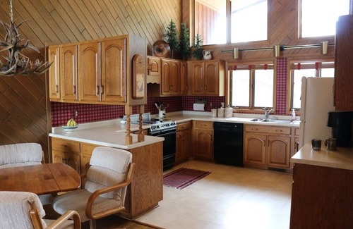 Hayward Cabina | Lodge privado en el extremo de la península, lote nivelado con Sandy Shoreline