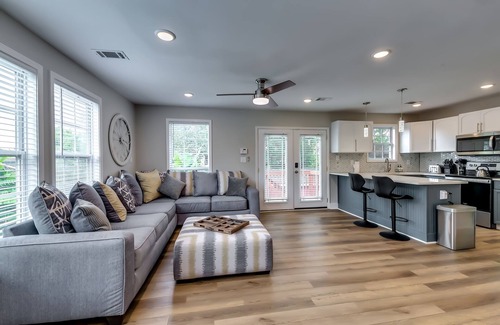Eagan Park Casa | Amazing, remodeled, charming getaway w/ swimming pool, close to fun and dining!