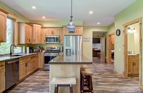 Tainter Lake Casa | Amazing River House with covered patio! Sleeps 10-14. Kayaks,Fireplace,Games.