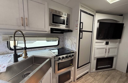 Round Top Casa | Amazing RV with AC in charming Round Top