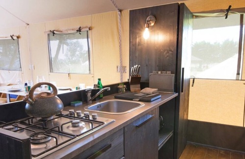 Littleport Cabina | Amazing Safari Lodge With Wild Swimming Lake