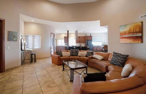 Los Lunas Casa | Amazing Spacious Castle House!