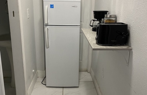 Carol City Apartamento | Amazing studio with parking on premises