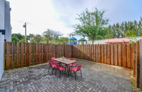 Golden Glades Casa | Amazing Townhouse 15 minutes from the Beach