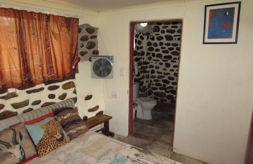 Thorny Bush Game Reserve Casa | Amazing "tree in lounge" Eco apartment with leopards passing by at night