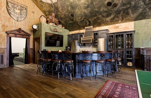 Norman Casa | Amazing unique castle experience “Scarlet Manor” 5 bedroom/ 5 bath