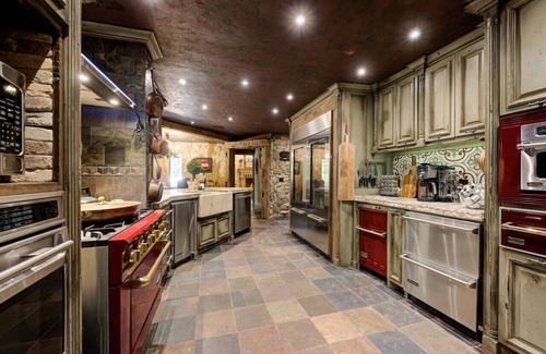 Norman Casa | Amazing unique castle experience “Scarlet Manor” 5 bedroom/ 5 bath