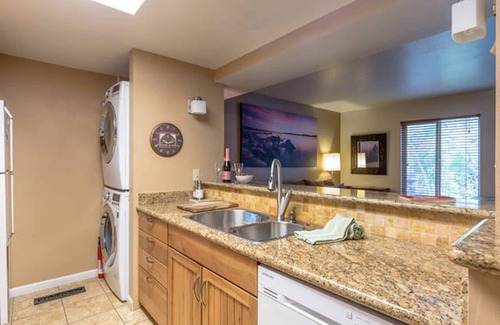 Lake Forest Condominio | Increíble condominio de lujo con piscina, hottub, tenis, 65 "HD TV, WiFi, a pie de la ciudad ...