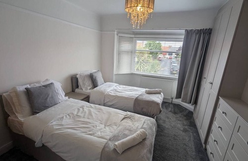 Greasby Casa | Amazing Upton Garden Retreat