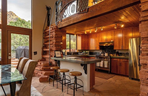 Sedona Casa | ¡Nuevo! Ver hogar con Jacuzzi en zona tranquila rodeada de pinos y rocas rojas!