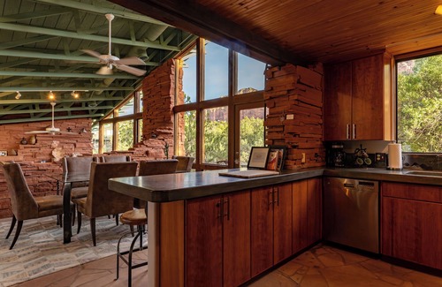 Sedona Casa | ¡Nuevo! Ver hogar con Jacuzzi en zona tranquila rodeada de pinos y rocas rojas!