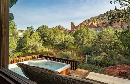 Sedona Casa | ¡Nuevo! Ver hogar con Jacuzzi en zona tranquila rodeada de pinos y rocas rojas!