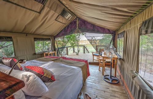 Maun Cabina | Amazing view on the river from your tent to the Okavango Delta