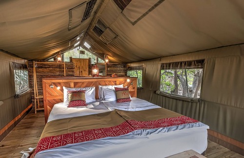 Maun Cabina | Amazing view on the river from your tent to the Okavango Delta