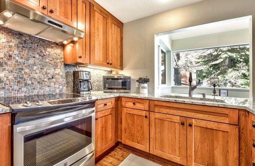 Truckee Condominio | ¡Increíble vista! Amplia y actualizada cabaña / condominio en Tahoe Donner.