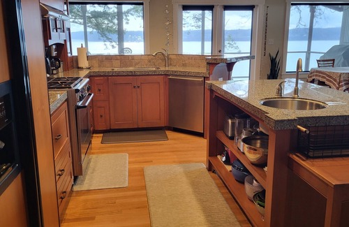 Camano Island Casa | Amazing Views and Whale Watching from Indoors and Outside, with AC!