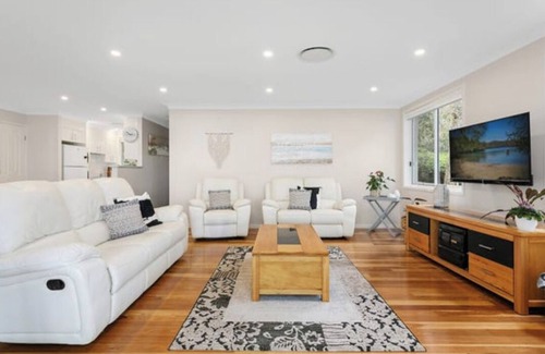 Budgewoi Casa | Amazing views from this lakeside house surrounded by nature and near the ocean