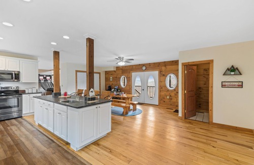 Elkton Cabina | AMAZING VIEWS! Hiking/Shenandoah ParkAccess/62 Private ACRES-4 Bedroom Suites