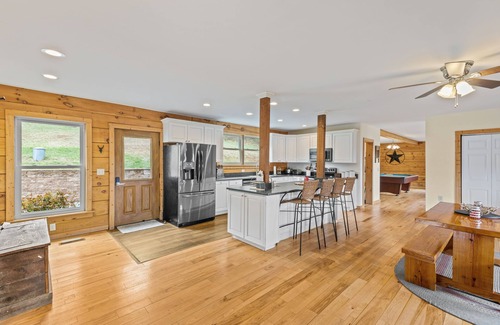 Elkton Cabina | AMAZING VIEWS! Hiking/Shenandoah ParkAccess/62 Private ACRES-4 Bedroom Suites