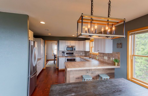 Coal Creek Canyon Casa | Amazing Views/Hot Tub/Skiing/Chefs Kitchen/Pool Table and Bar/Family Friendly