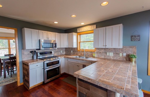Coal Creek Canyon Casa | Amazing Views/Hot Tub/Skiing/Chefs Kitchen/Pool Table and Bar/Family Friendly